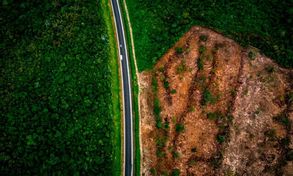 Vista aérea del terreno y la carretera