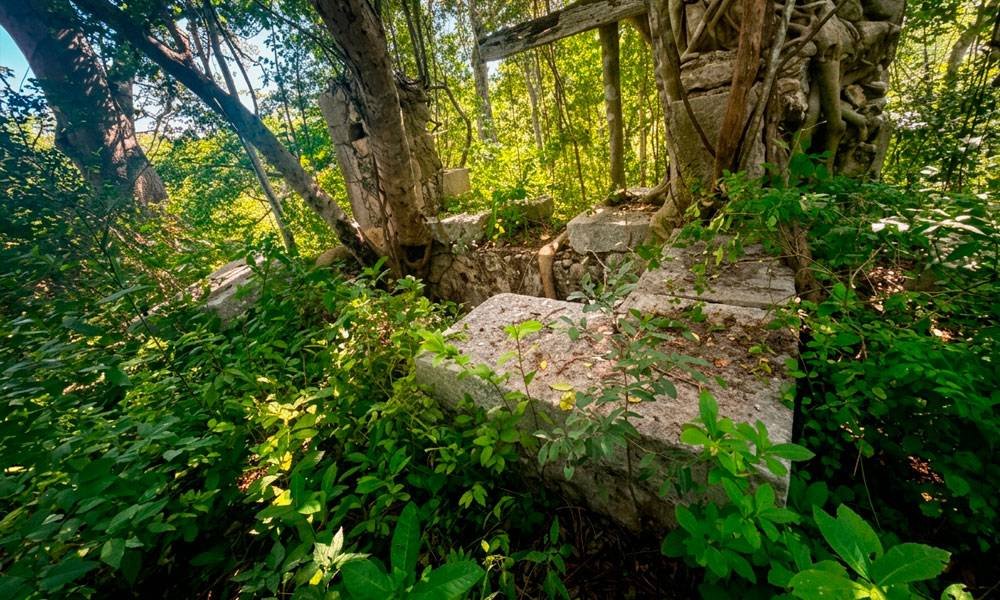 Uno de los pozos de agua dentro del predio